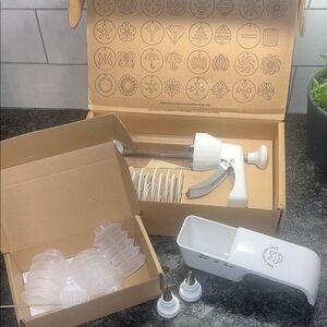 BAKERS BUNDLE! Pampered Chef Cookie Press, Decorator bottle set & measuring cup